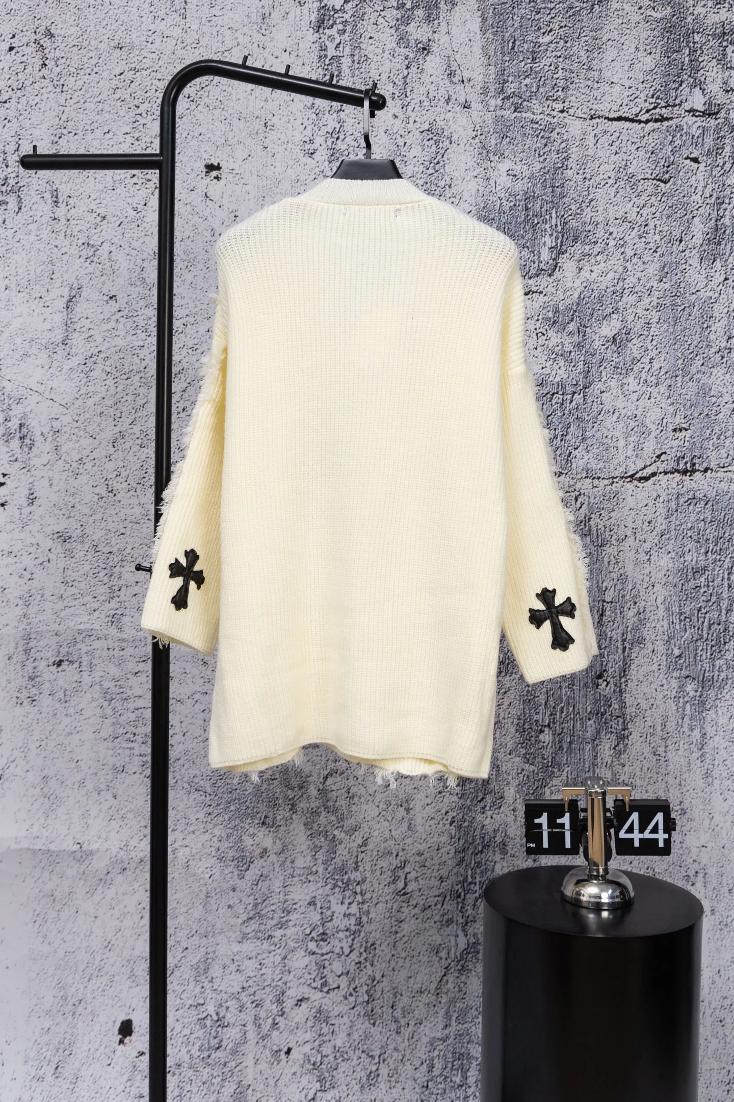 P280 Chrome Hearts CH Chrome Hearts 2026 new style, super heavy-duty Chrome Hearts large sweater with a cross atmosphere, thick stitched round neck patchwork sweater, soft and comfortable fabric, no skin-pricking feeling, loose, comfortable and stylish, warm and high-end to wear, the appearance can easily beat all versions on the market, you will definitely not be able to put it down when you get the real thing, the skin-to-skin feeling is very real! The iconic brand logo decoration on the chest, the pattern is detailed and clear, the craftsmanship is exquisite and perfect, exuding temperament, charm and luxury, and the fashionable atmosphere is overwhelming! A super versatile and durable knitted sweater, the upper body is very fashionable and age-reducing. It is perfect regardless of age or gender. It can be easily controlled by any figure. It is very eye-catching whether worn alone or layered, making you easily become the focus of the crowd! Color: White Size: M L XL